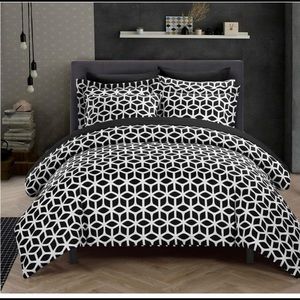 Chic Home KING Duvet Three Piece Set.